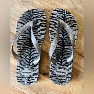 Havaianas Women’s Black/Silver Flip Flops, Size 9/10